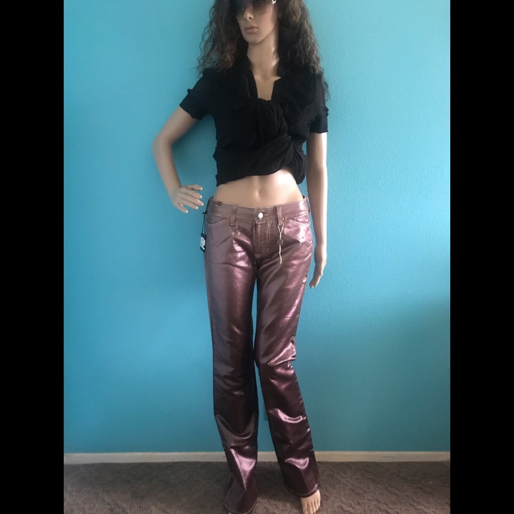 Sexy denim pants that gives you leather vibes
